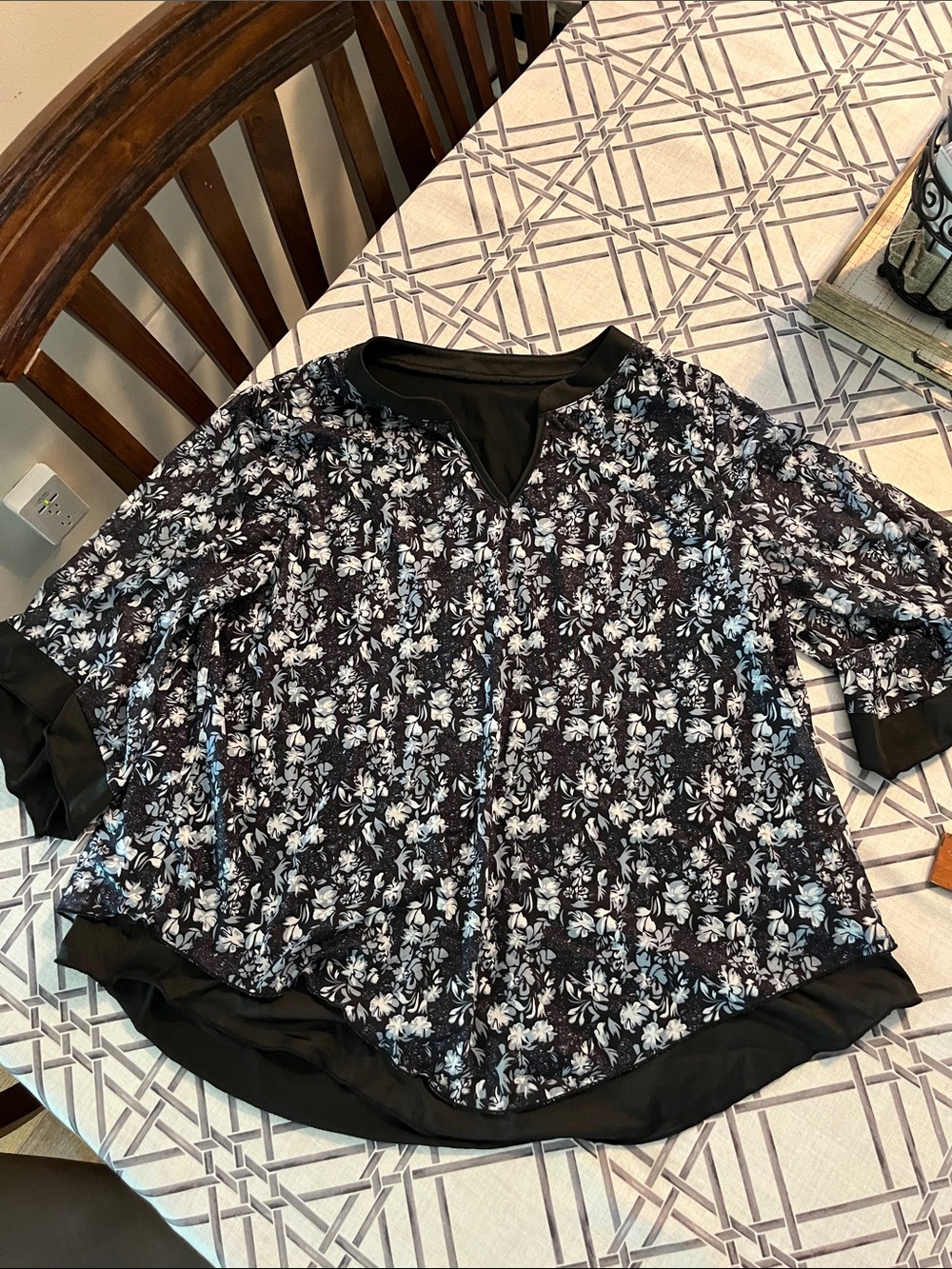 Floral V-Neck Women’s Top - Black & White XL 3/4 sleeve